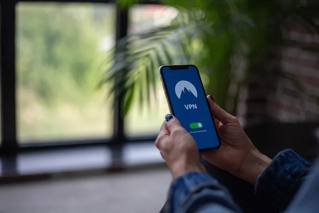 vpn, virtual private network, public wifi, streaming, technology, royalty free, stock photos, internet, connection, security, phone, mobile, shop, window, plant, wall, nature, floor, jacket, smartphone, phone case, website, hand. Datenschutz-Folgenabschätzung als Teil der Bedarfsanalyse